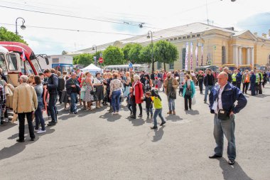 Otobüsler arasında ziyaretçi kalabalığı.