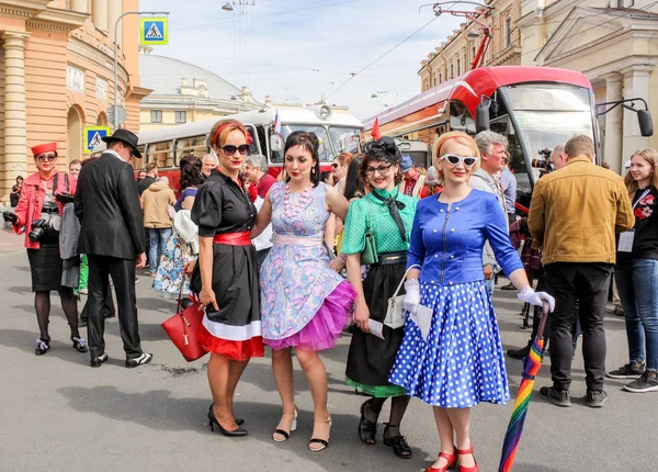 Шоу-группа женщин, позирующих в стиле ретро . — стоковое фото