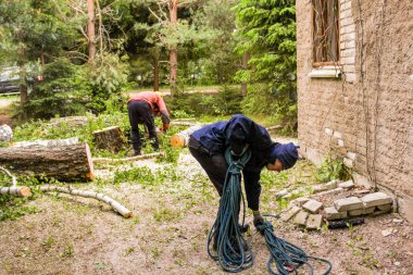 İşten sonra ekipman topla.