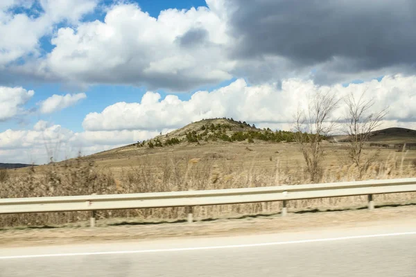 A colina sob as nuvens . — Fotografia de Stock