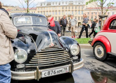 Retro araba fuarına ziyaretçiler.