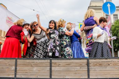 Grubu kamyonun arkasında göster.