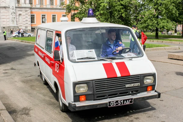Retro ambulancia Letonia . — Foto de Stock