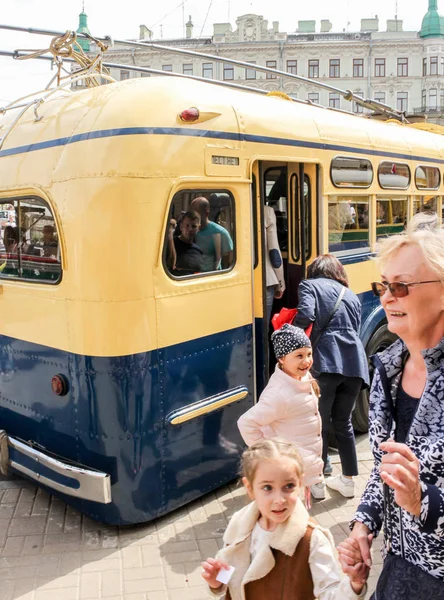 Passagerarna in i vagn bussen. — Stockfoto