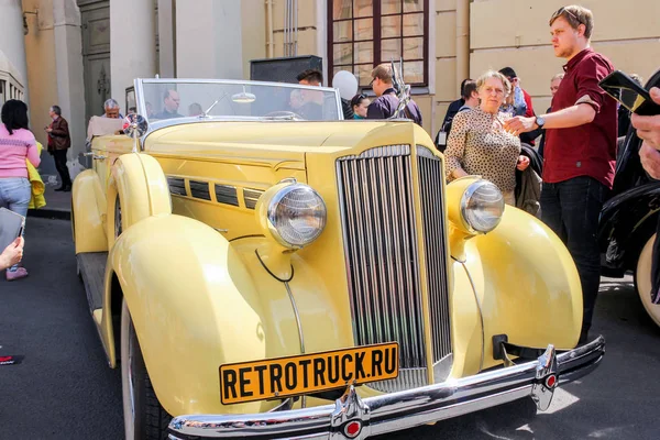 Los visitantes alrededor de los coches retro . — Foto de Stock