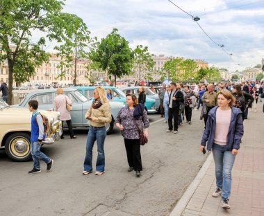 Retro araba fuarına ziyaretçiler.