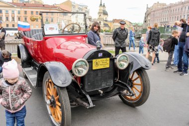 20. yüzyılın başlarında Kırmızı Buick.