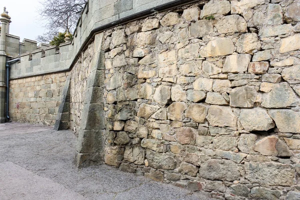 Muro di pietra della recinzione del palazzo . — Foto Stock