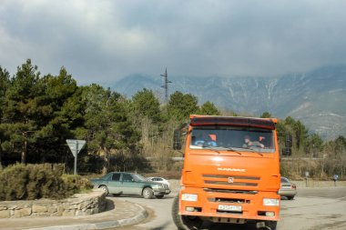 Dağ otobanında kamyon.