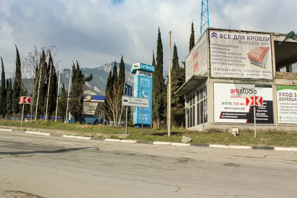 Carteleras a lo largo del camino . — Foto de Stock