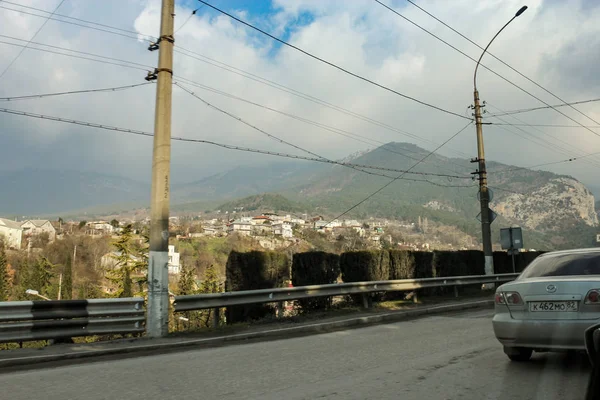 El pueblo al pie de las montañas . — Foto de Stock