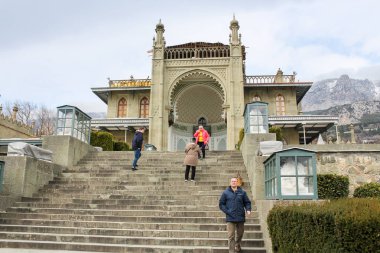 Merdivenlerde ziyaretçiler.