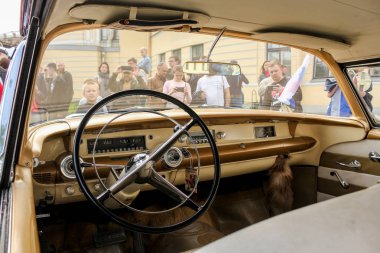 Kabin retro araba Buick.