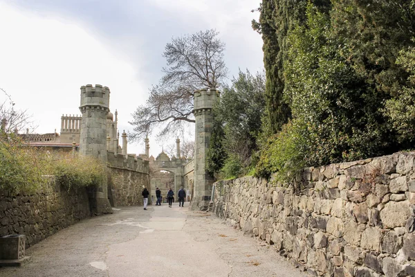 Visitors at the end of the road. — Stock Photo, Image