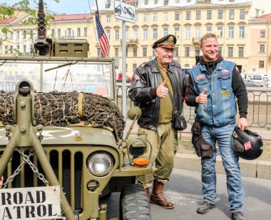 Üniformalı insanlar kameraya poz veriyor.