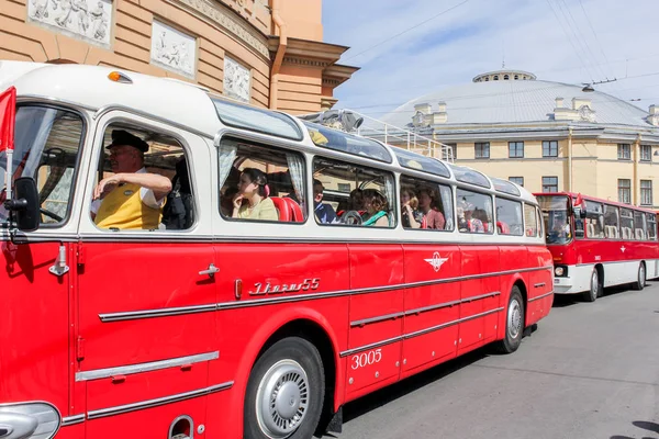 Колонные ретро-автобусы Ikarus . — стоковое фото