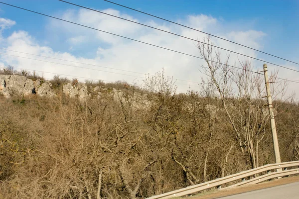 Felsen über den Büschen. — Stockfoto