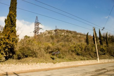 Yol daki elektrik direği.