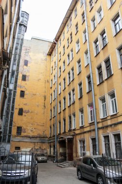 Bahçede açık asansör mili.