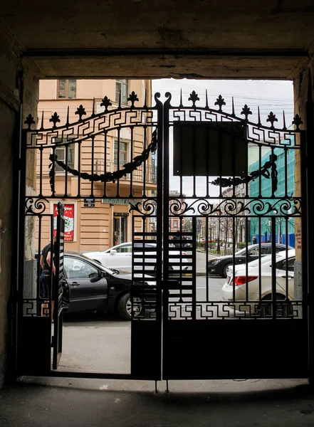 Железные ворота из внутреннего двора . — стоковое фото