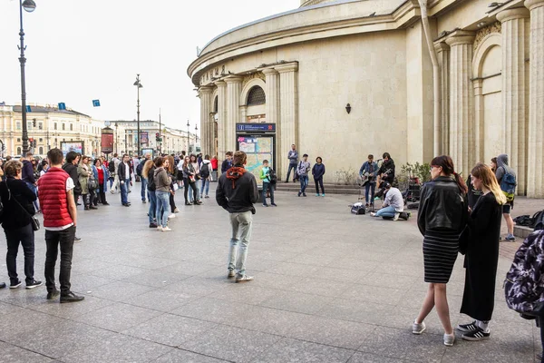 Metro istasyonu Vosstania Meydanı yakınında bir kalabalık.