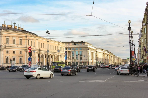 Trafic automobile sur l'avenue Ligovsky . — Photo