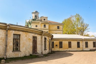 Eski binaların kolordusu.