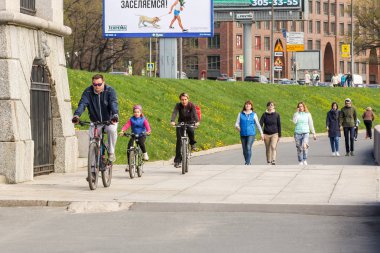 insanlar boyunca yürüyüş.