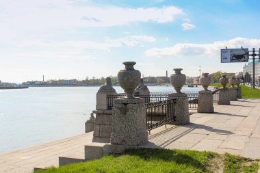 Rıhtımda granit heykel kompozisyonu.