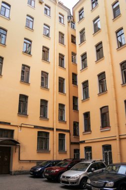 Restore edilmiş duvarları olan avlu.