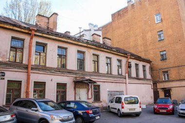 Avluda eski idari bina.