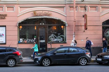 Entre bistro kafeye giriş.