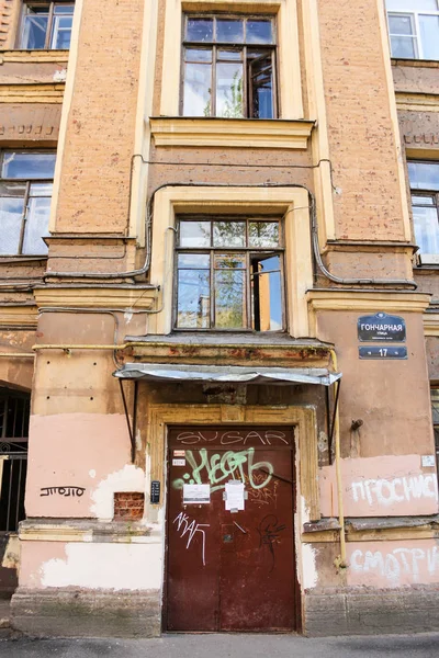 Old house entrance. — Stock Photo, Image