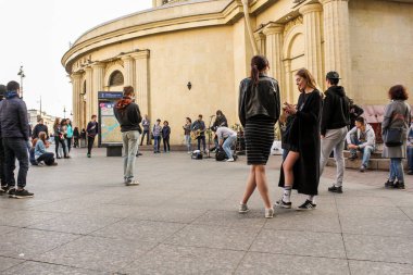 Bir grup müzisyenin etrafında seyirciler.