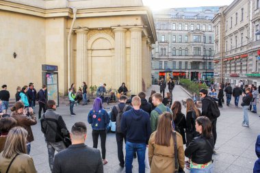 Sokak müzisyenleri performans insanların bir kalabalık.