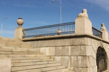 Rıhtımda granit heykel kompozisyonu.