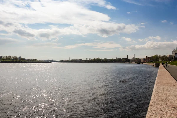 Uitzicht op de dijken van St. Petersburg. — Stockfoto