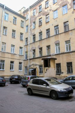 Eski avluda otopark.