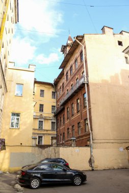 Eski avludaki arabalar.