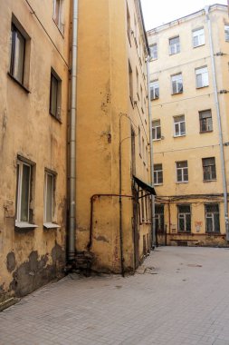 Eski avlunun pencereleri.