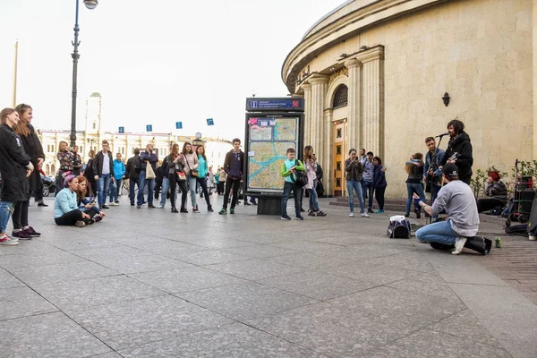 Espectadores alrededor de un grupo de músicos callejeros . —  Fotos de Stock