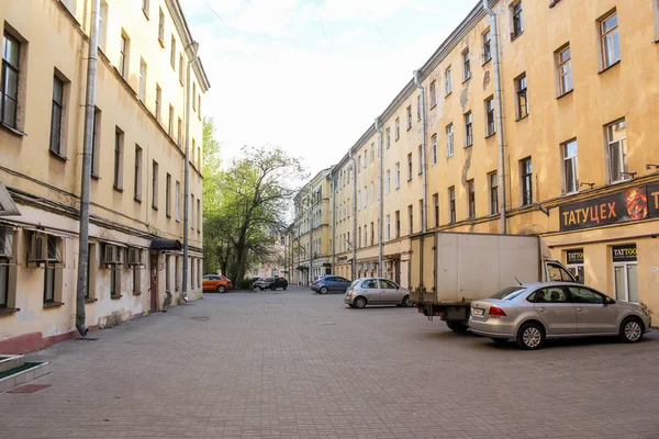 Yard in the old district. — Stock Photo, Image