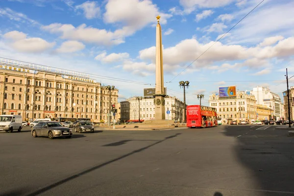 El obelisco en la plaza Vosstaniya . — Foto de Stock