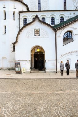 Tapınağın girişindeki insanlar.