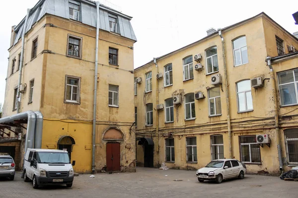 The ancient courtyard of central St. Petersburg. — Stock Photo, Image