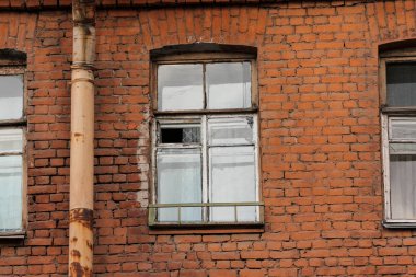 Tuğla duvardaki pencereler.
