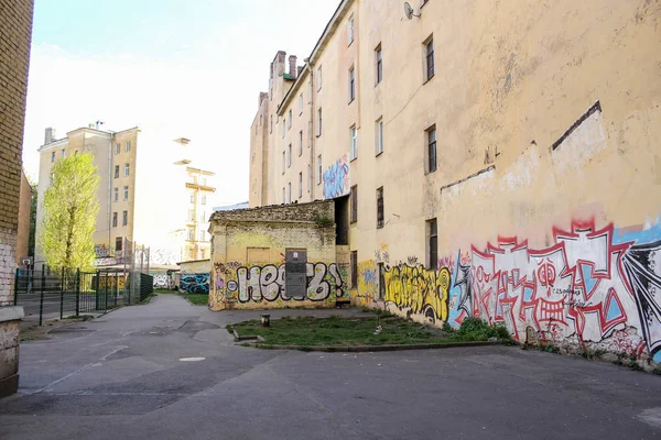 Graffiti no quintal nas paredes . — Fotografia de Stock