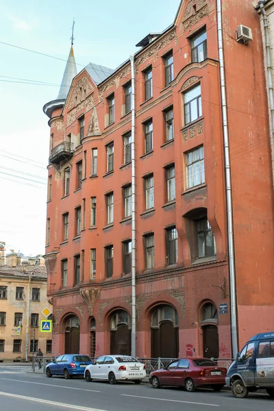 Ein Haus mit Türmchen an der Ecke Cherson Street. — Stockfoto