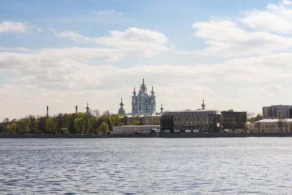 Smolny Cathedral uitzicht vanaf de Neva. — Stockfoto