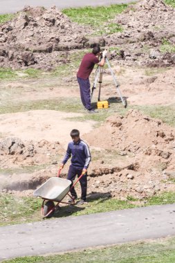 Şantiyede inşaat çalışmaları.